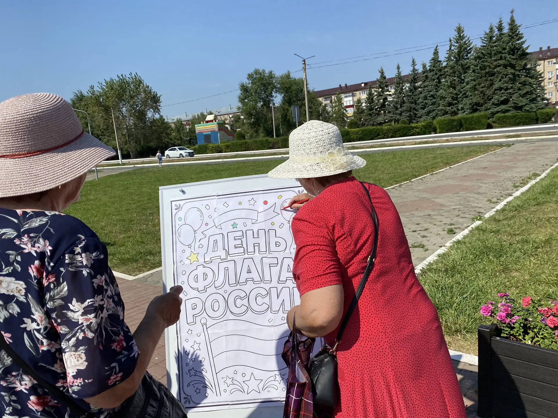 Сегодня Городской парк культуры и отдыха превратился в огромную праздничную палитру — м...