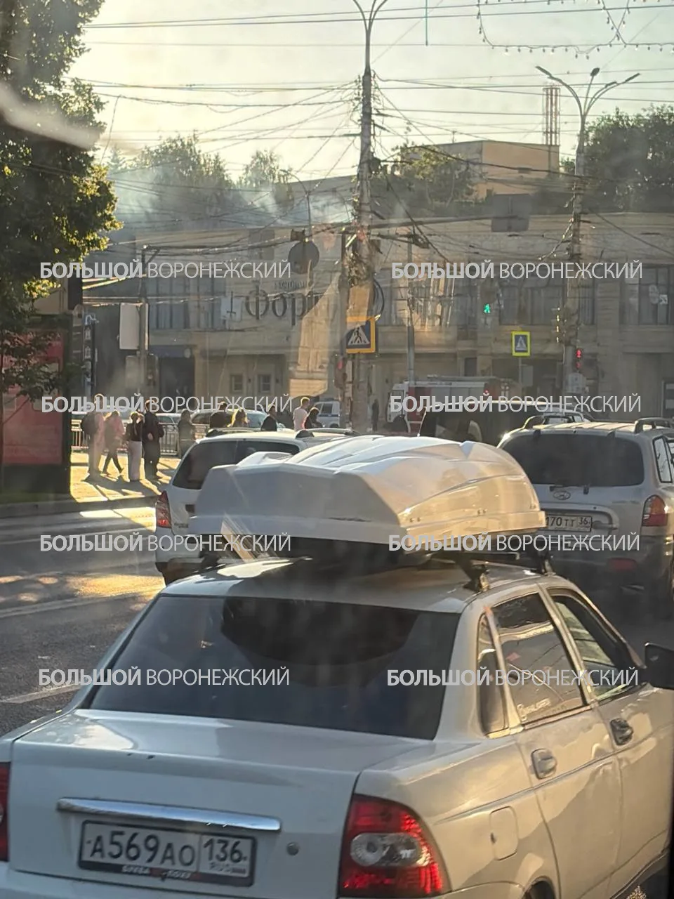 🔥Воронежцы сообщают о дыме над рестораном «Форт» 

На место съехались пожарные, людей вывели на ули