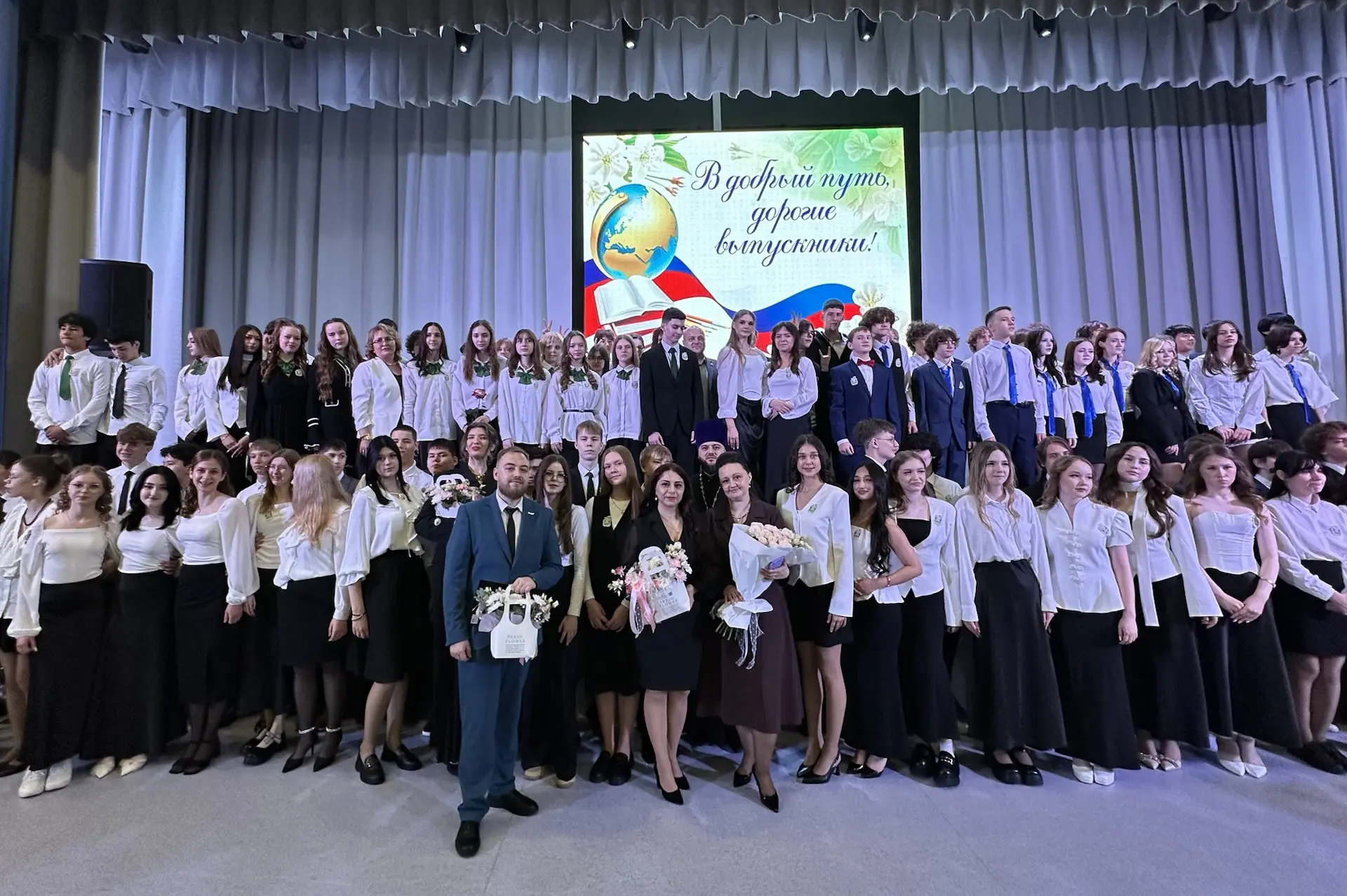 Прозвенел, дорогие друзья! Да, прозвенел последний звонок в Зелёной🌿 школе!  Сегодня мы провожали во