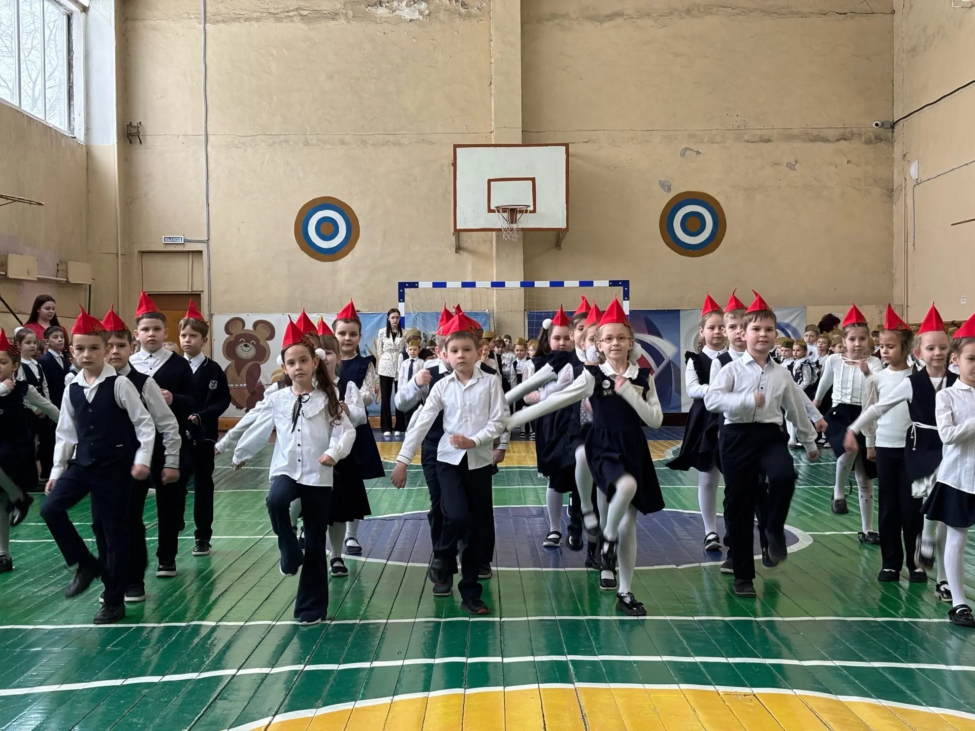 🎖️ Смотр строя и песен ко Дню защитника Отечества!🪖 👏Ребята из начальной школы приняли участие в тра