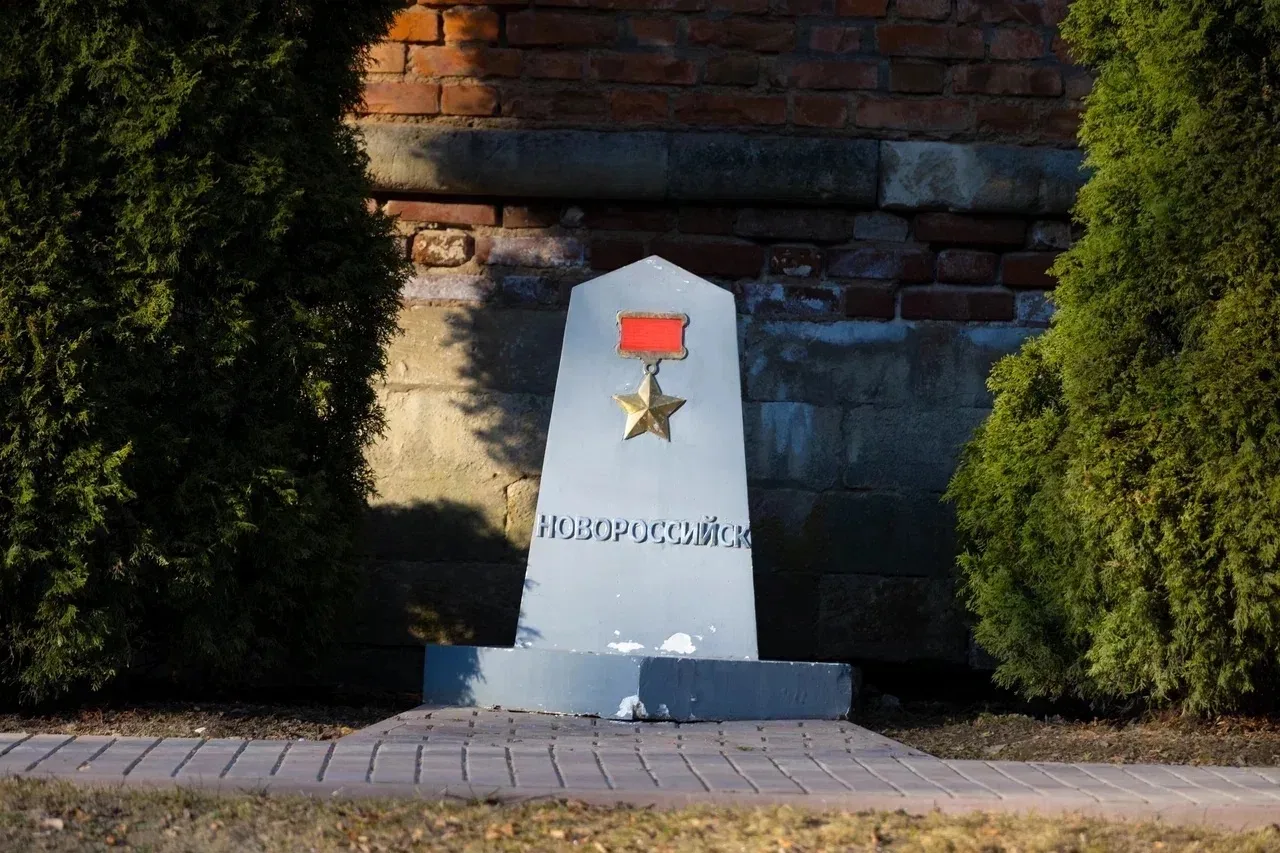 ⚡В центре Смоленска началась замена стел городов-героев  🟠В сквере Памяти Героев начался демонтаж ст