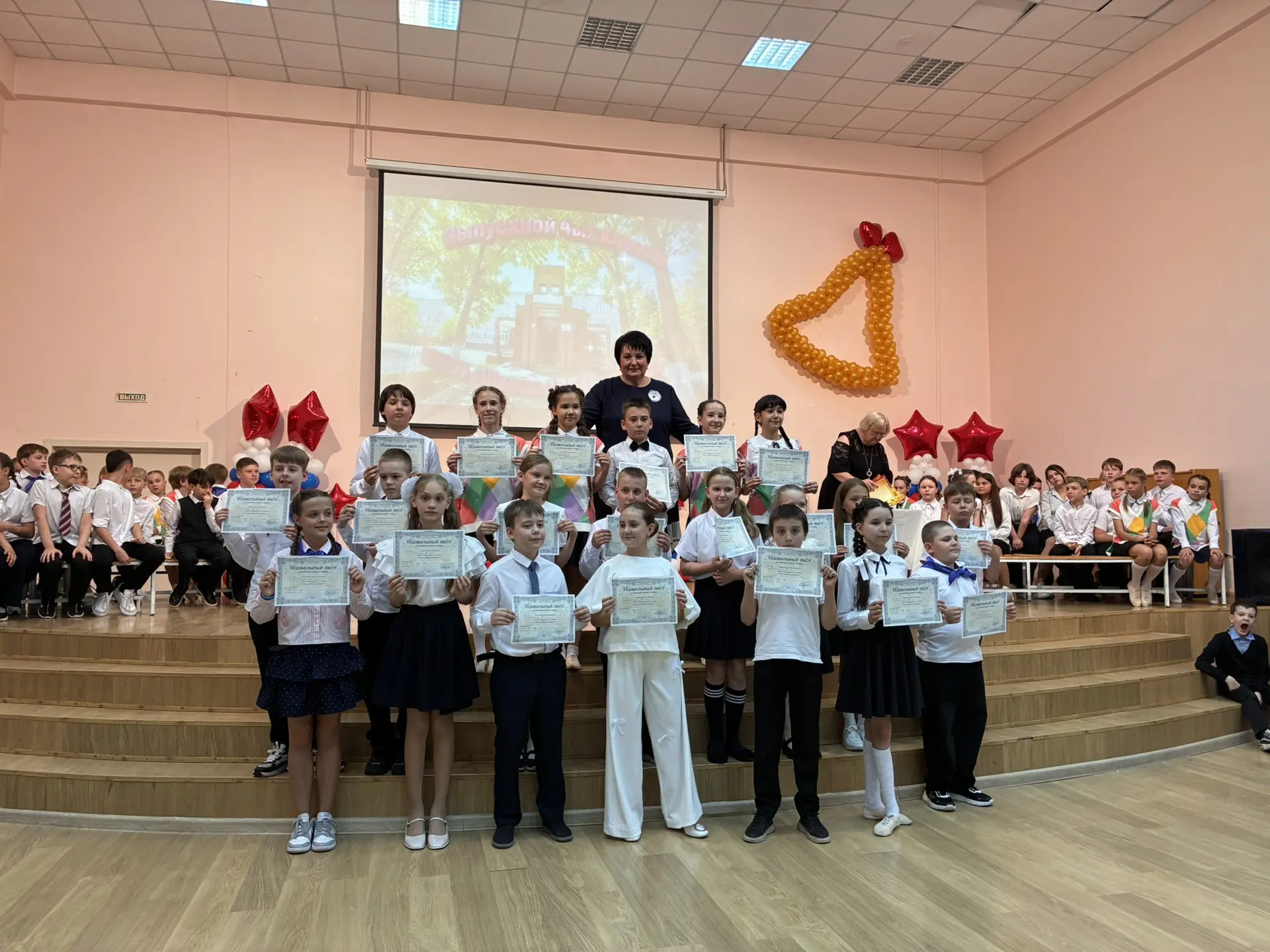 🎓 Яркая точка в «четвертой четверти»: в школе №175 прошел выпускной 4-х классов!