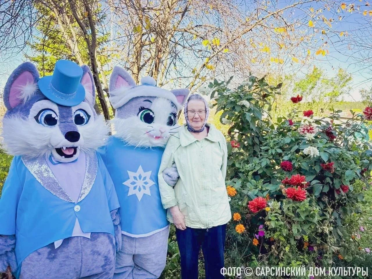 🐾 Хаски и кот обнимали бабушек и дедушек прямо на улицах Сарса