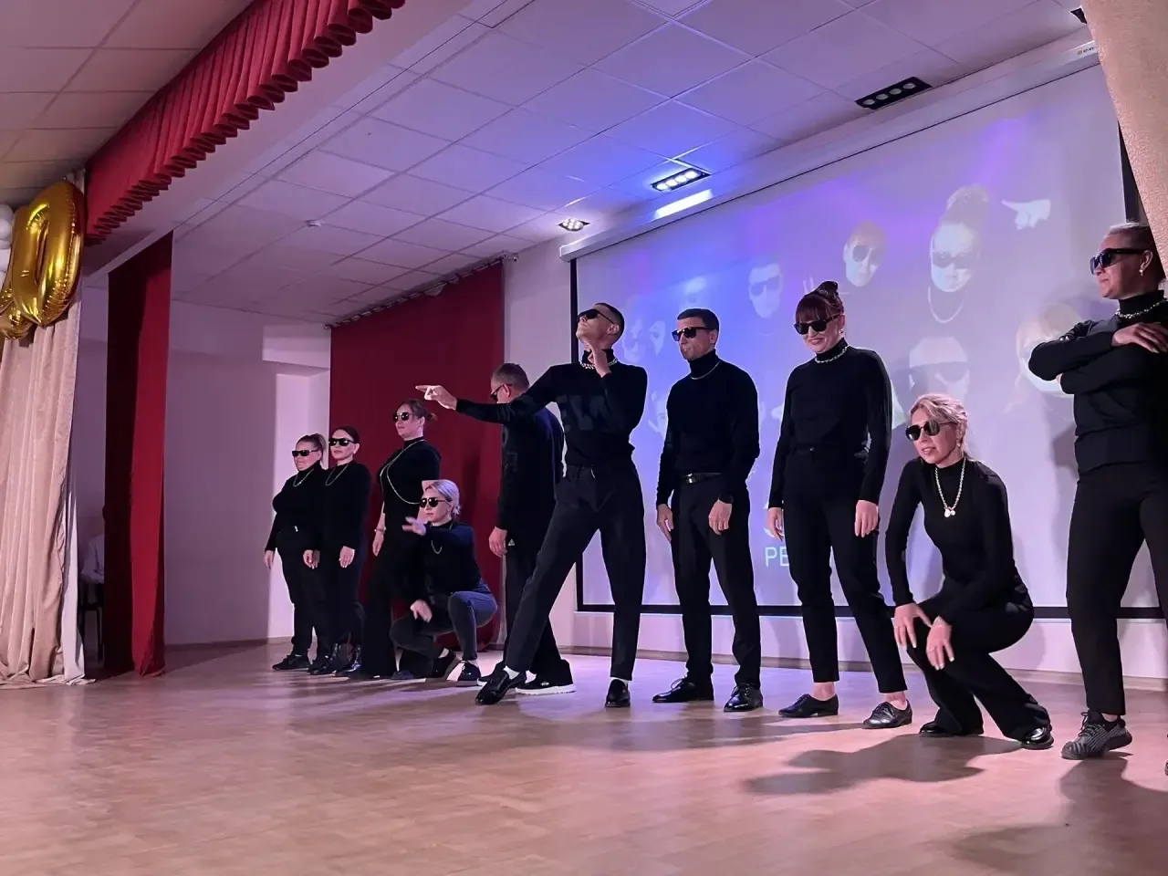 🔔 Полет навстречу мечте: Последний звонок для девятых классов!  Сегодня в стенах нашей школы прозвуч