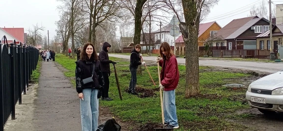 Природа пробуждается от зимнего сна. Распустились первоцветы, набухли почки на ветках деревьев. Учащ