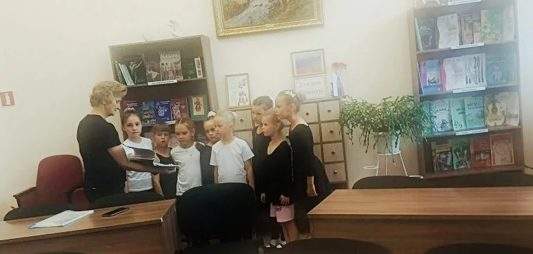Библиотекарь Пьянзина С.Г. провела для первоклассников беседу у книжной полки «Яркий и ...