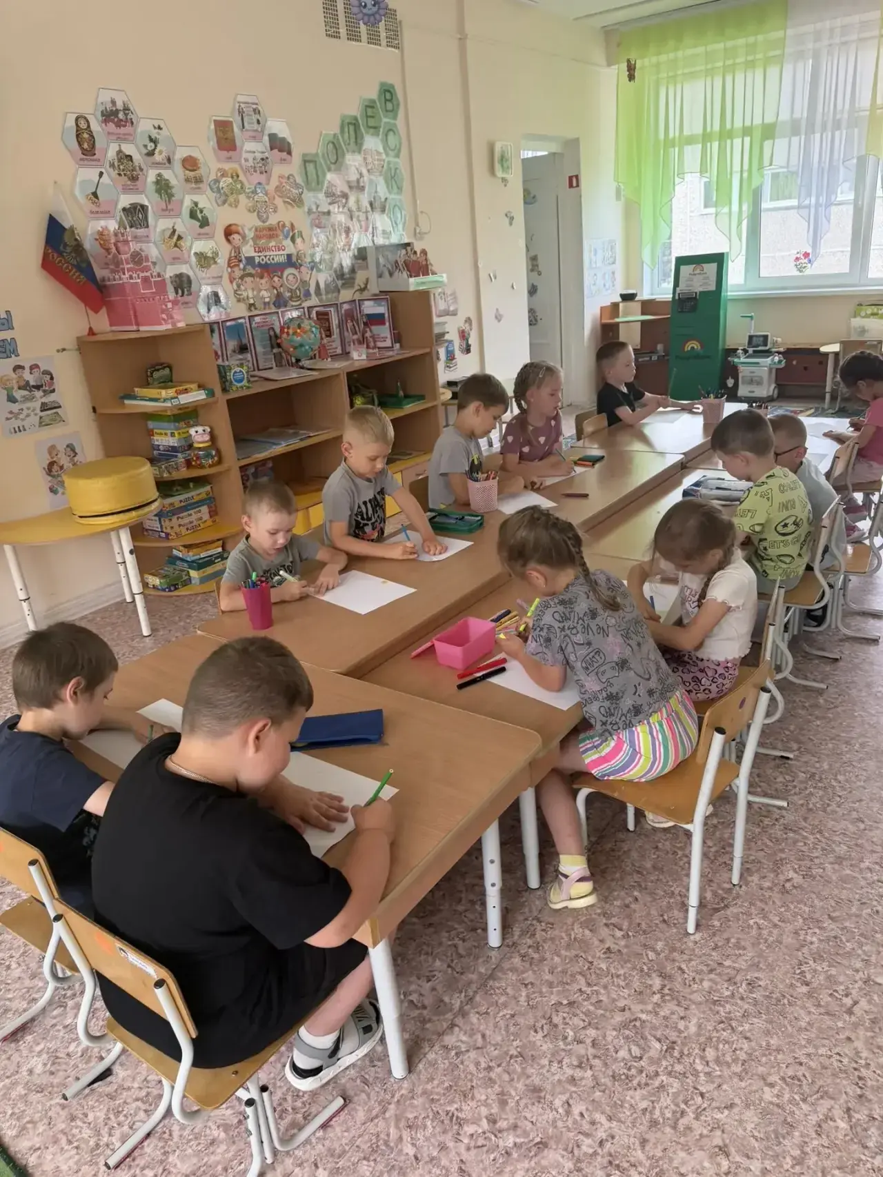 Сегодня в нашей подготовительной группе распустилось «Ромашковое лето»! Мы создавали огромное цветущ
