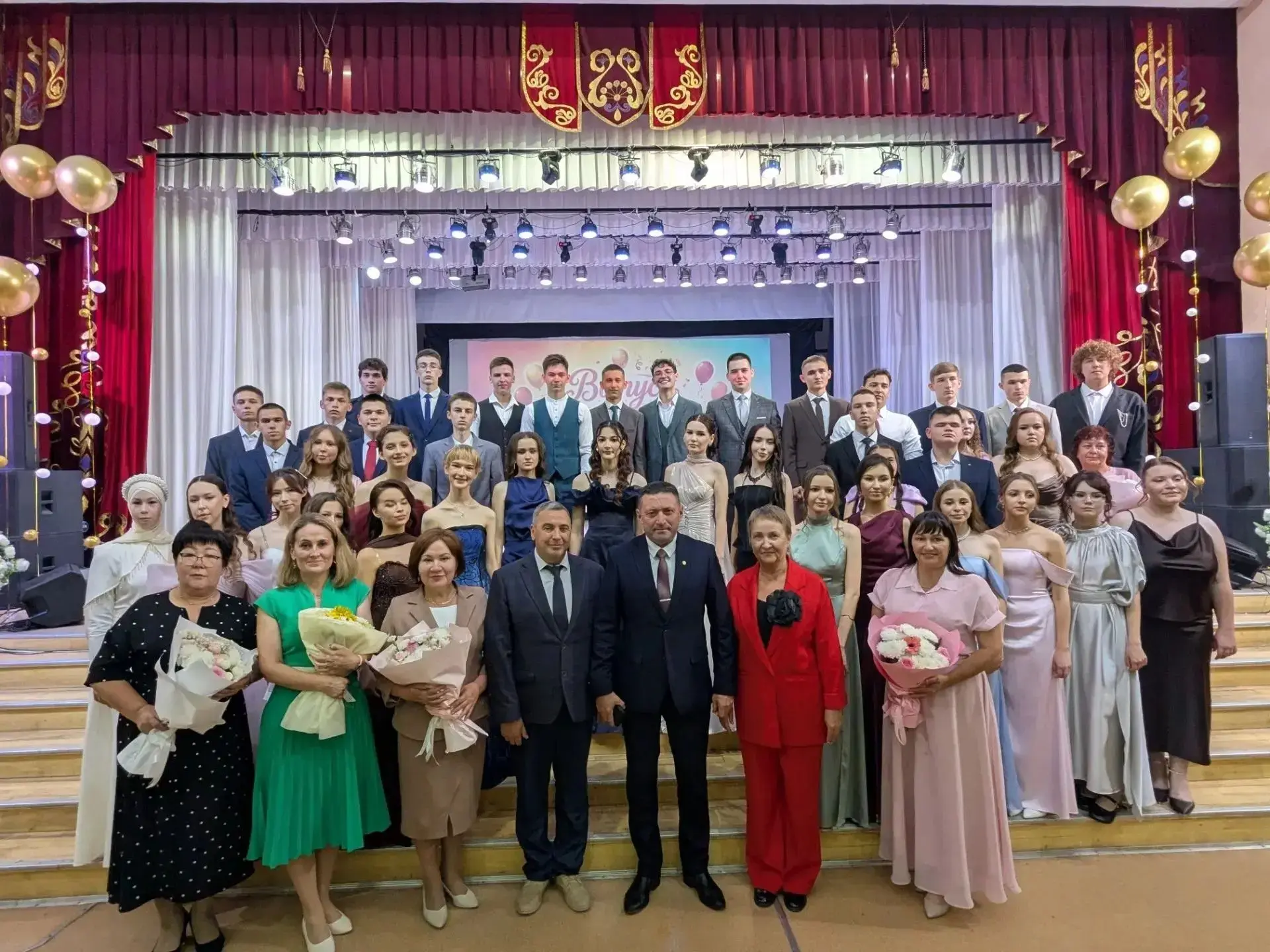 Сегодня в Балтачевском районе особенный день! 41 одиннадцатиклассник получил свои аттестаты о средне