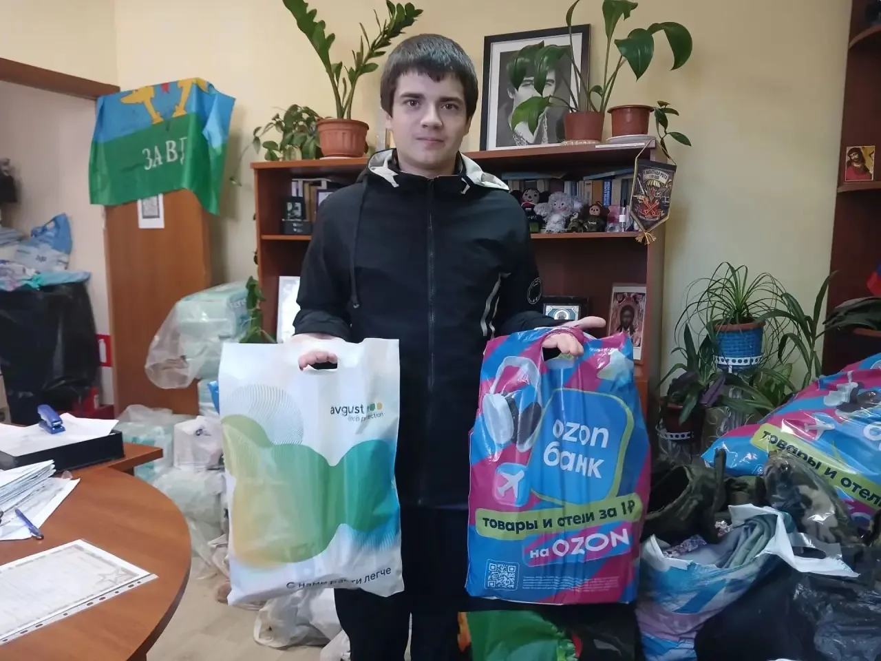 Ученики Молочно-Дворской школы вместе с педагогами передали помощь для детского приюта.