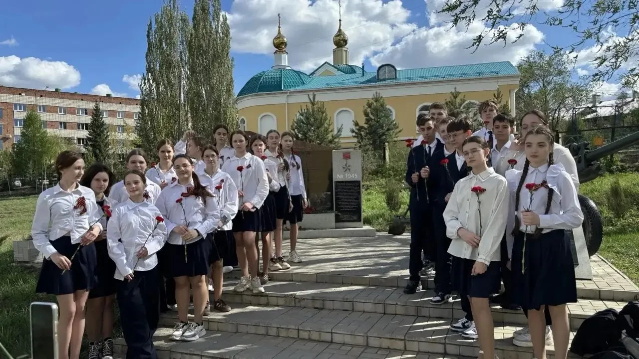 🕊️Ученики 7-4 классов лицея с гордостью возложили цветы к памятнику Героя Советского Союза Кузьмину 