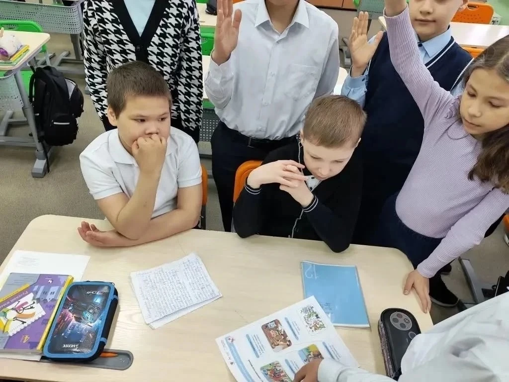 27.04.  в МБОУ СШ № 31 началось с церемонии поднятия Государственного флага Российской Федерации и и