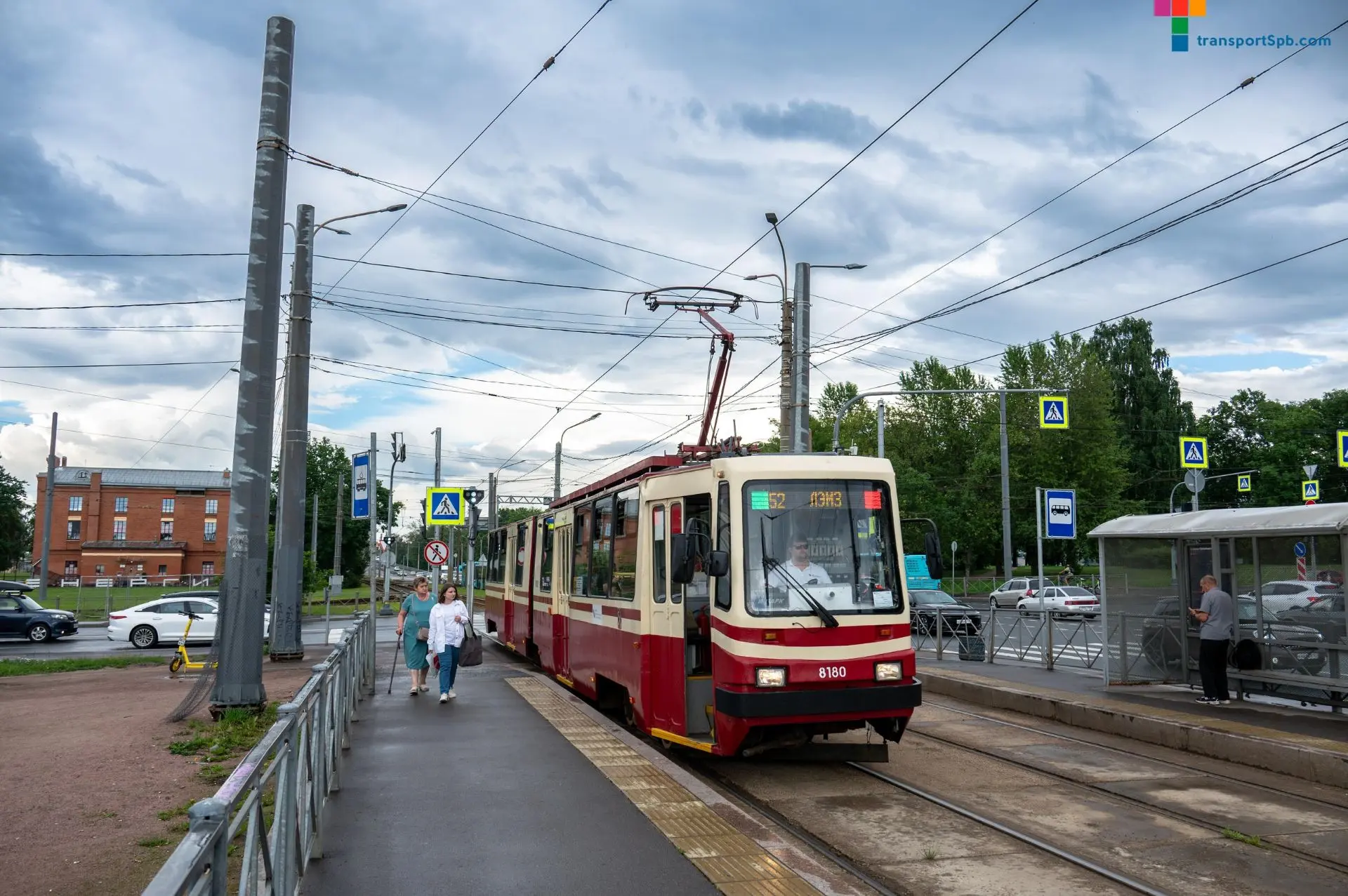 Старому вагону - новые валидаторы

Недавно на вагоне ЛВС-86К № 8180 вместо «классических» оранжевых 