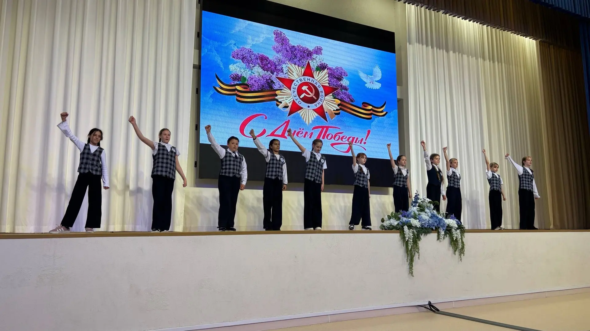 🎉 Концерт, посвящённый 9 мая: Вечная память и патриотизм 🇷🇺  🇷🇺13.05.2026  В нашей школе прошел заме