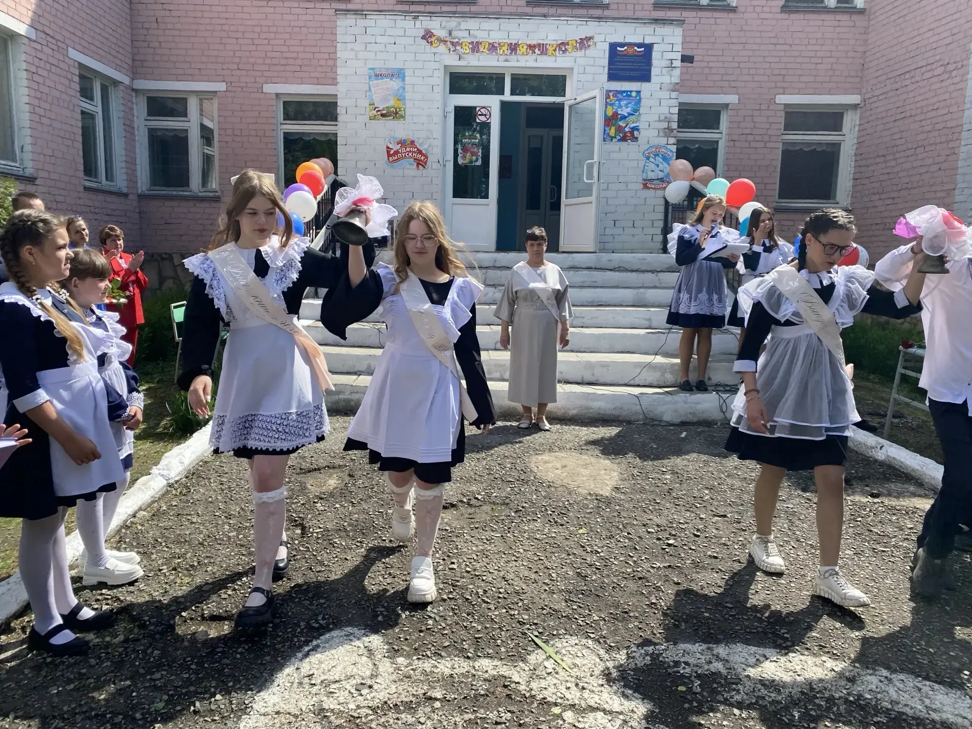 Ученики девятого класса попрощались со школой