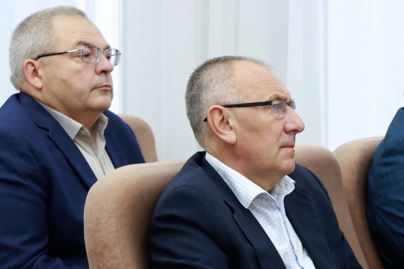 Новую неделю начали с расширенного планёрного совещания  На нём особое внимание уделили образованию.