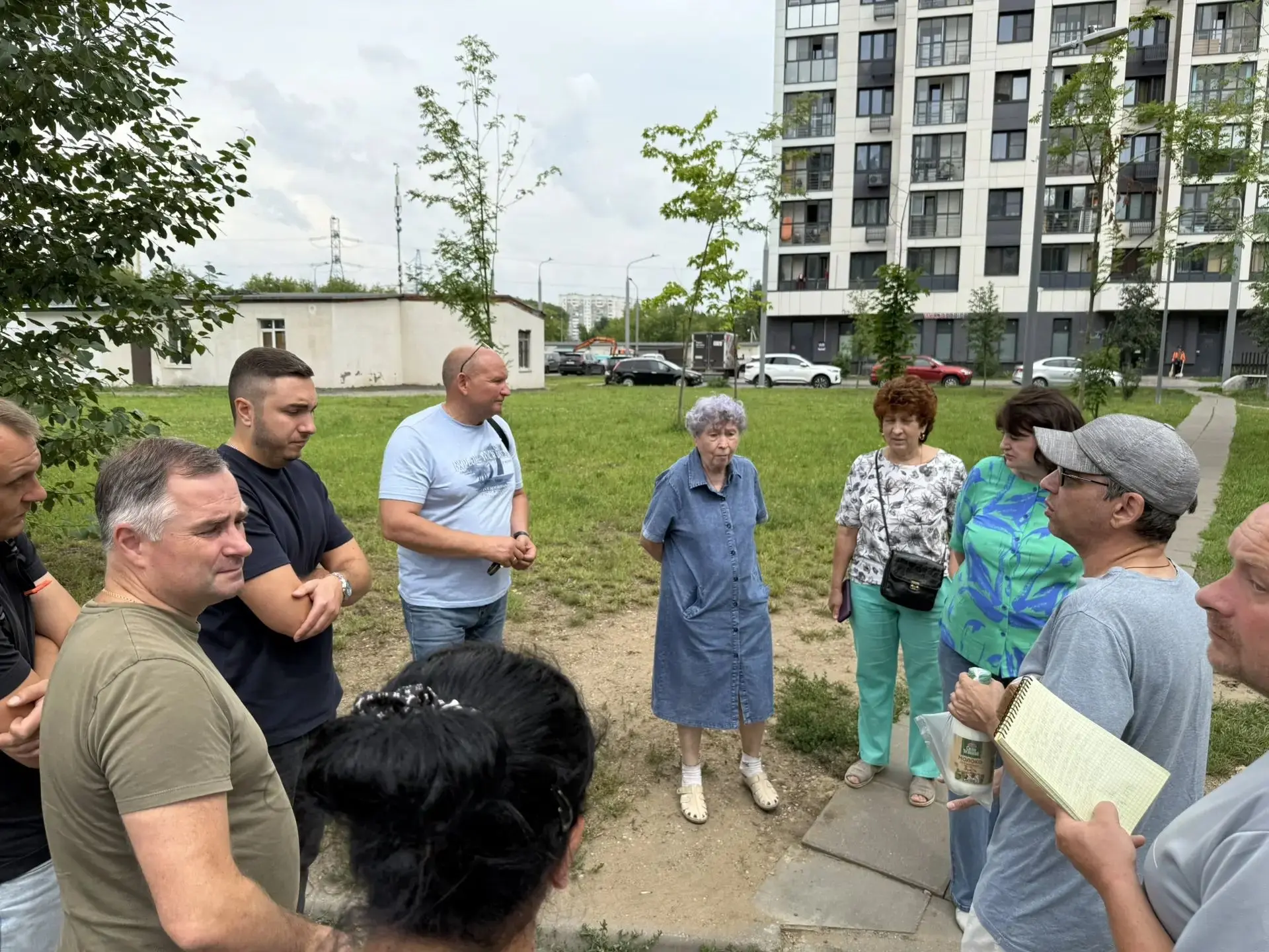 Сегодня провели еженедельный обход территории района 🏠
 
В обходе приняли участие первый заместител