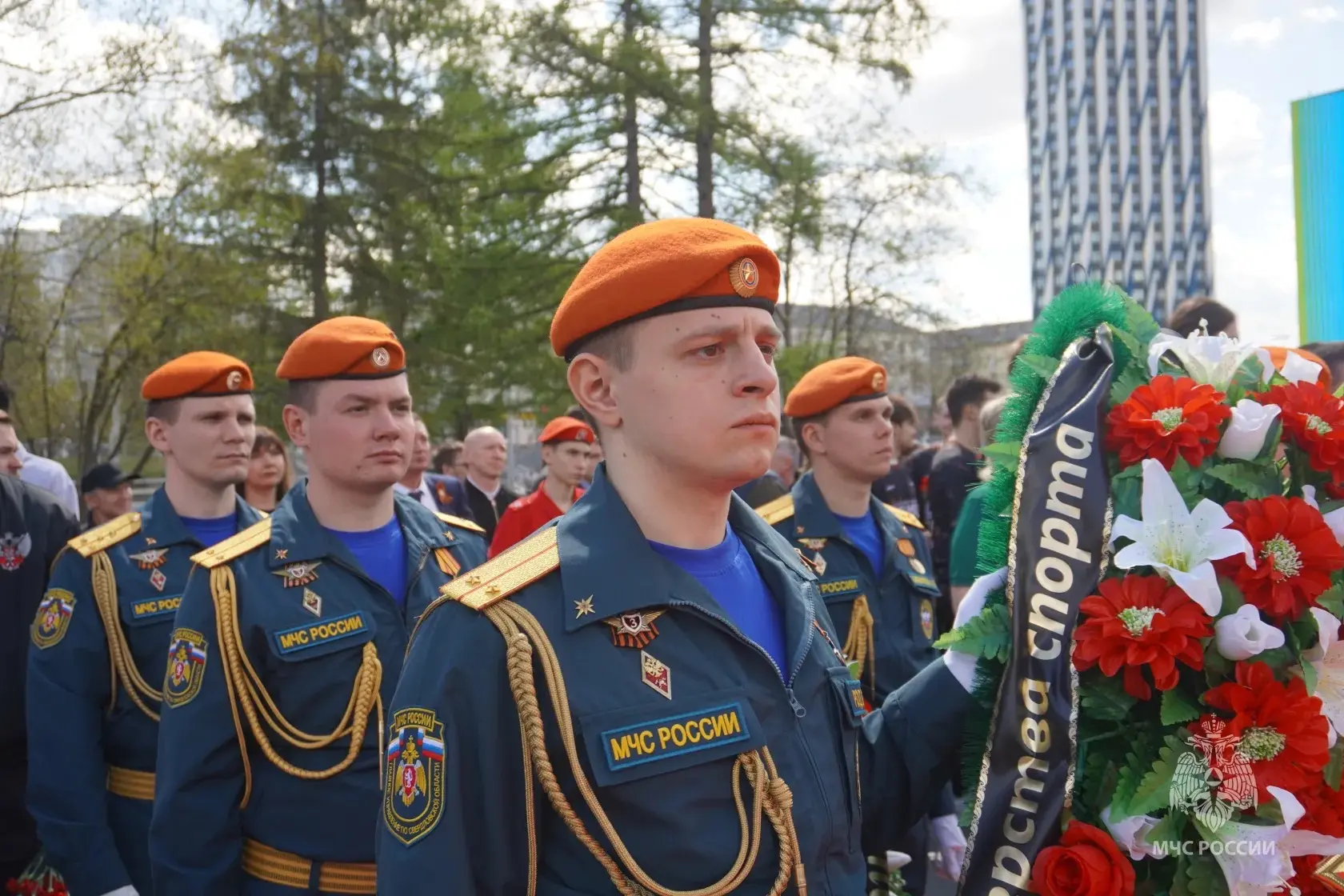 Свердловские огнеборцы почтили память воинов-спортсменов Урала  На аллее у Дворца Спорта состоялось 