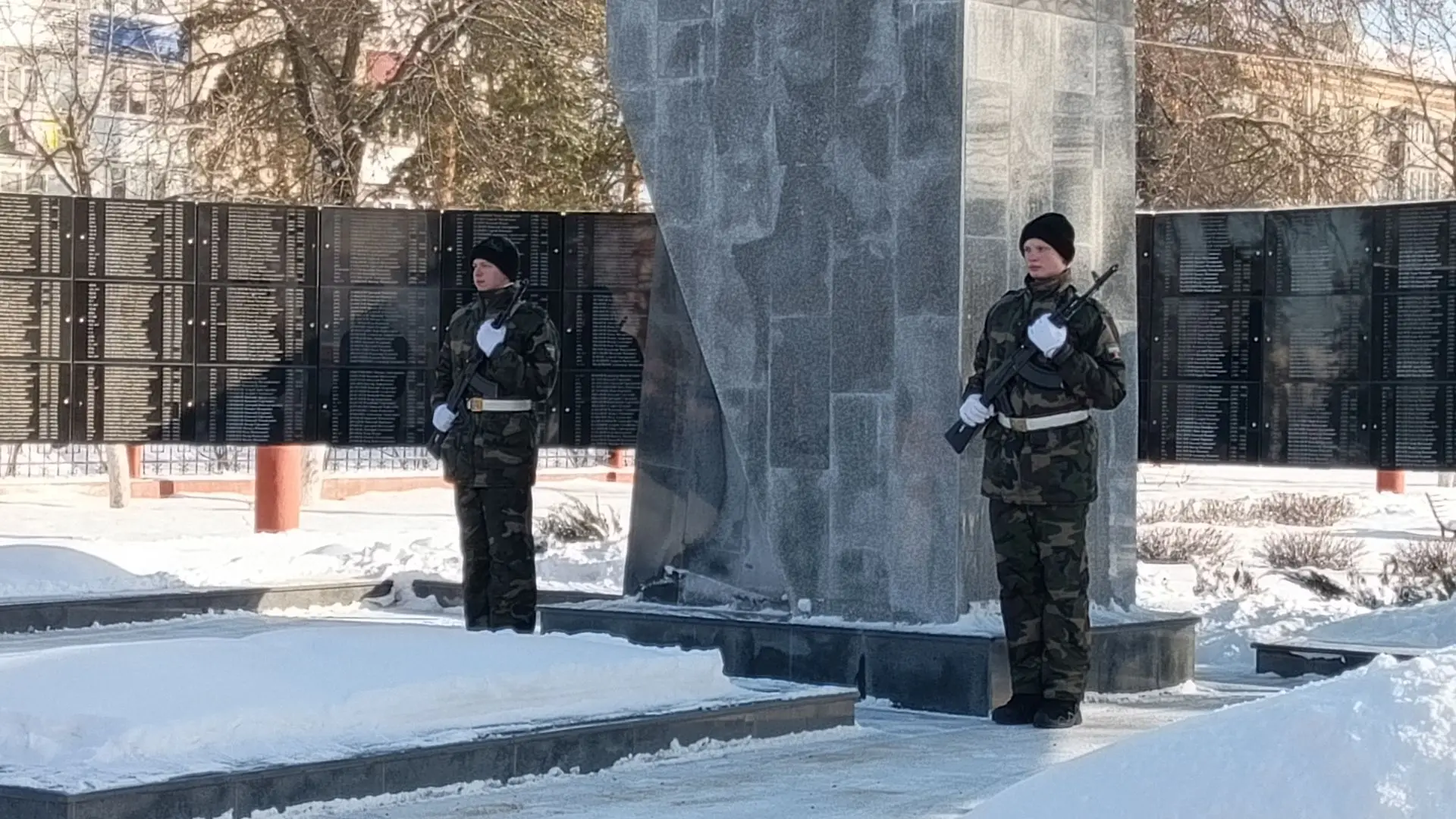 Воспитанники военно-патриотического клуба "Патриот" приняли участие в несении Вахты пам...