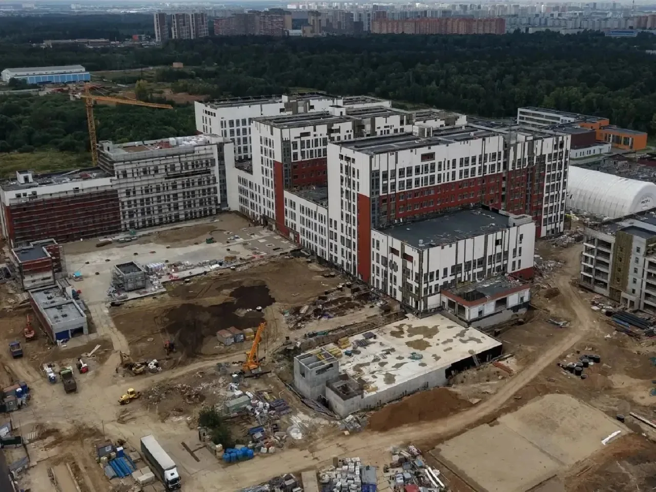 В микрорайоне Ольгино продолжается строительство крупного медицинского комплекса.