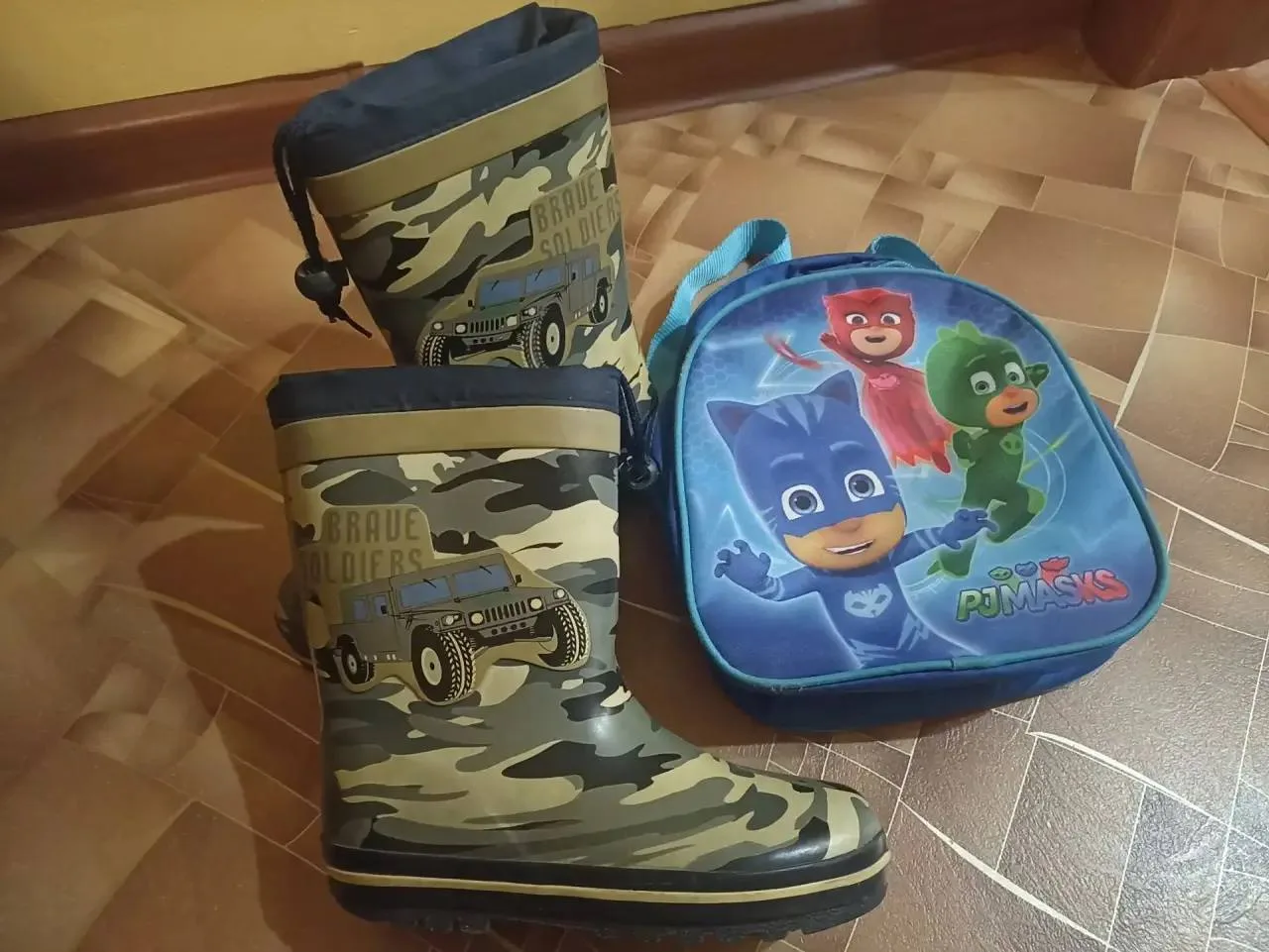 Резиновые сапоги, размер 31.
💵 Цена: 200₽

Рюкзачок детский для детсада. 
💵 Цена: 200₽

🏙 Город: 