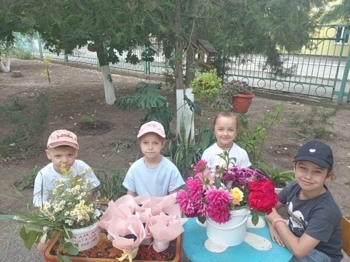 В подготовительной группе «Пчёлки»🐝 прошёл тематический день «Юный флорист».
В рамках мероприятия в