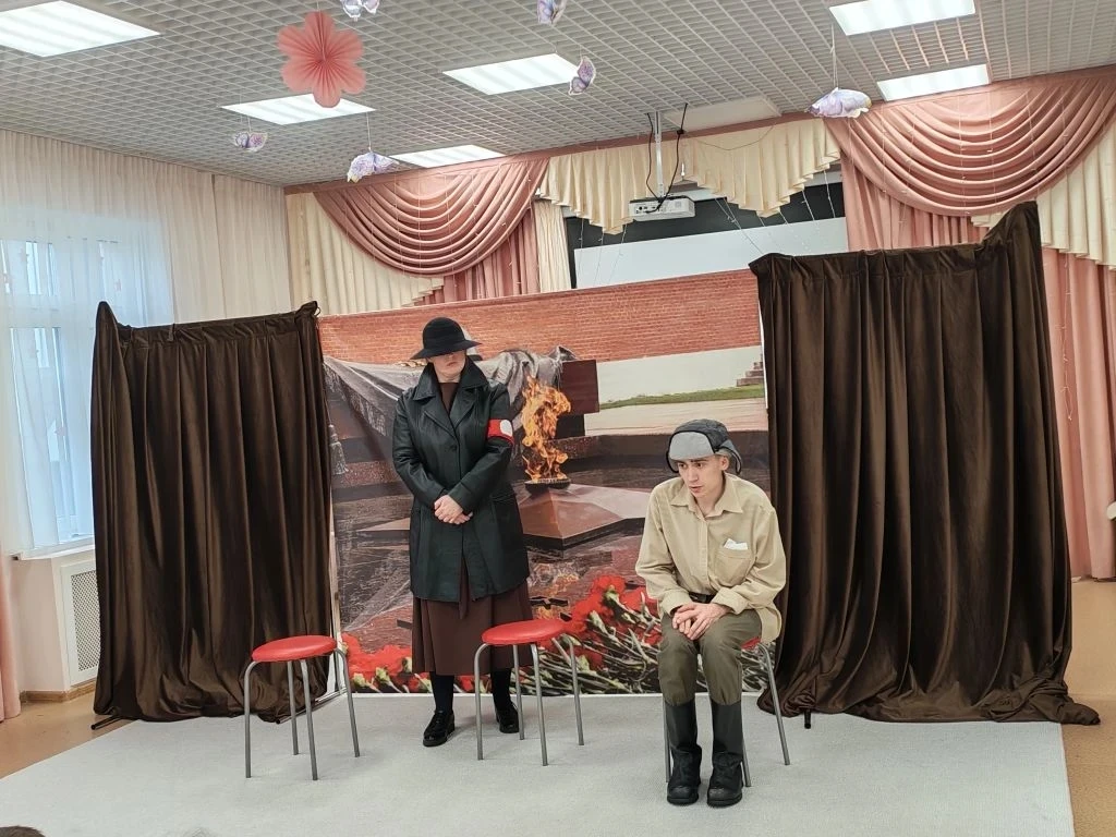 В наш детский сад посетил  театр "Ярик" из города Челябинска. Артисты показали нам спек...