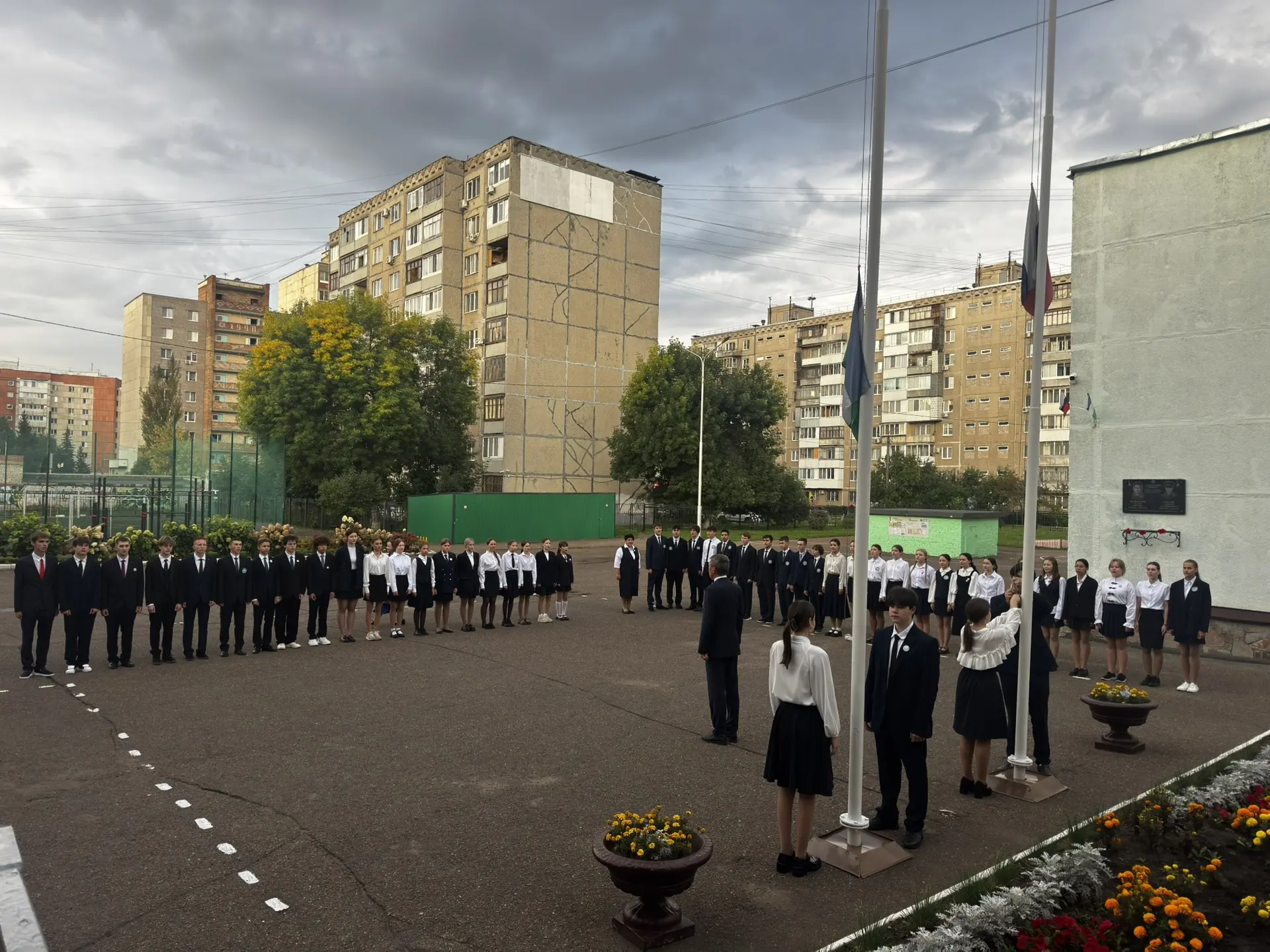 Сегодня в нашей школе прошло традиционное поднятие флагов Российской Федерации и Респуб...