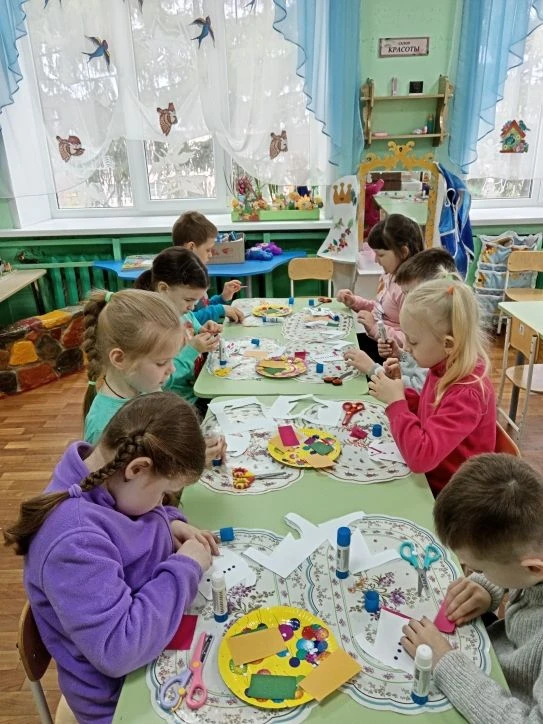 Апликация старшая подготовительная группа
Учить вырезать силуэтные изображения по нарисованному конт