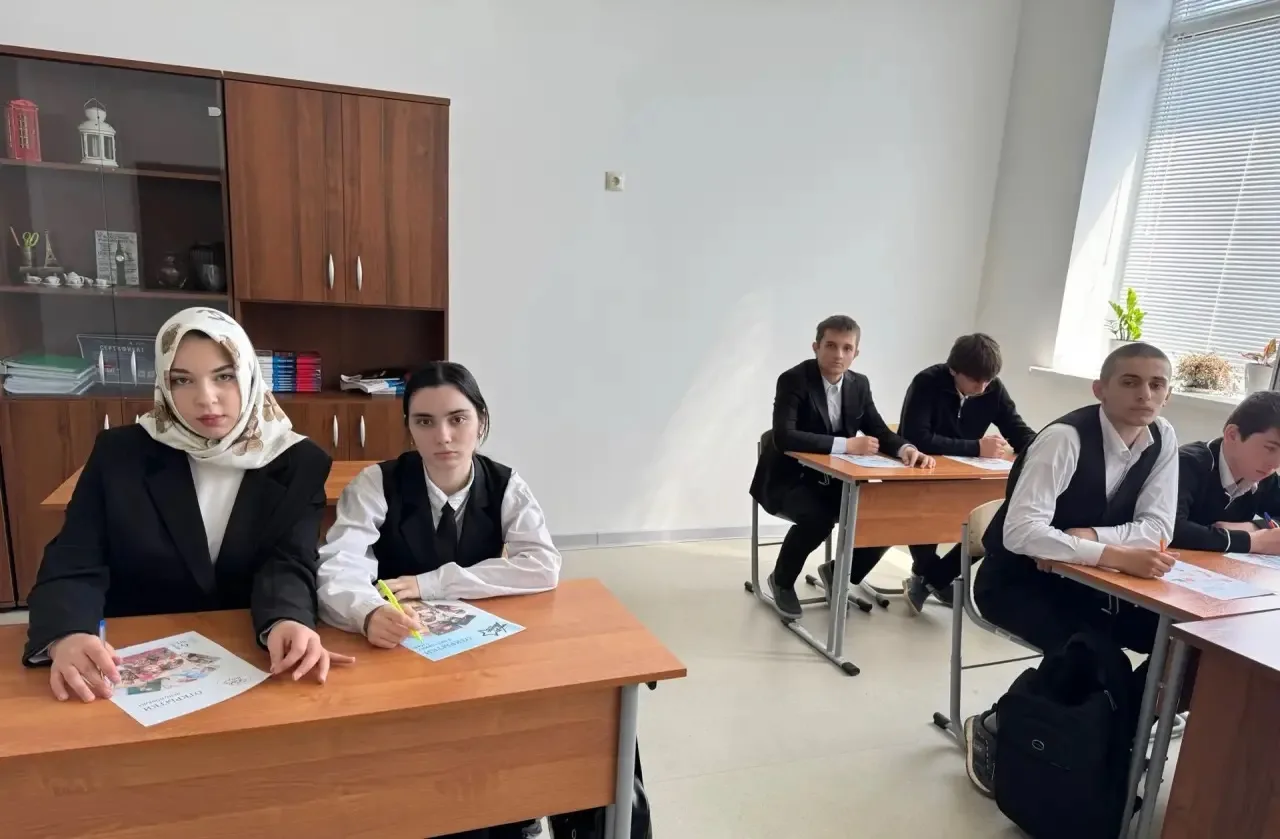 💌 В 10 классе прошло трогательное и значимое мероприятие — «Фронтовое письмо», организованное классн