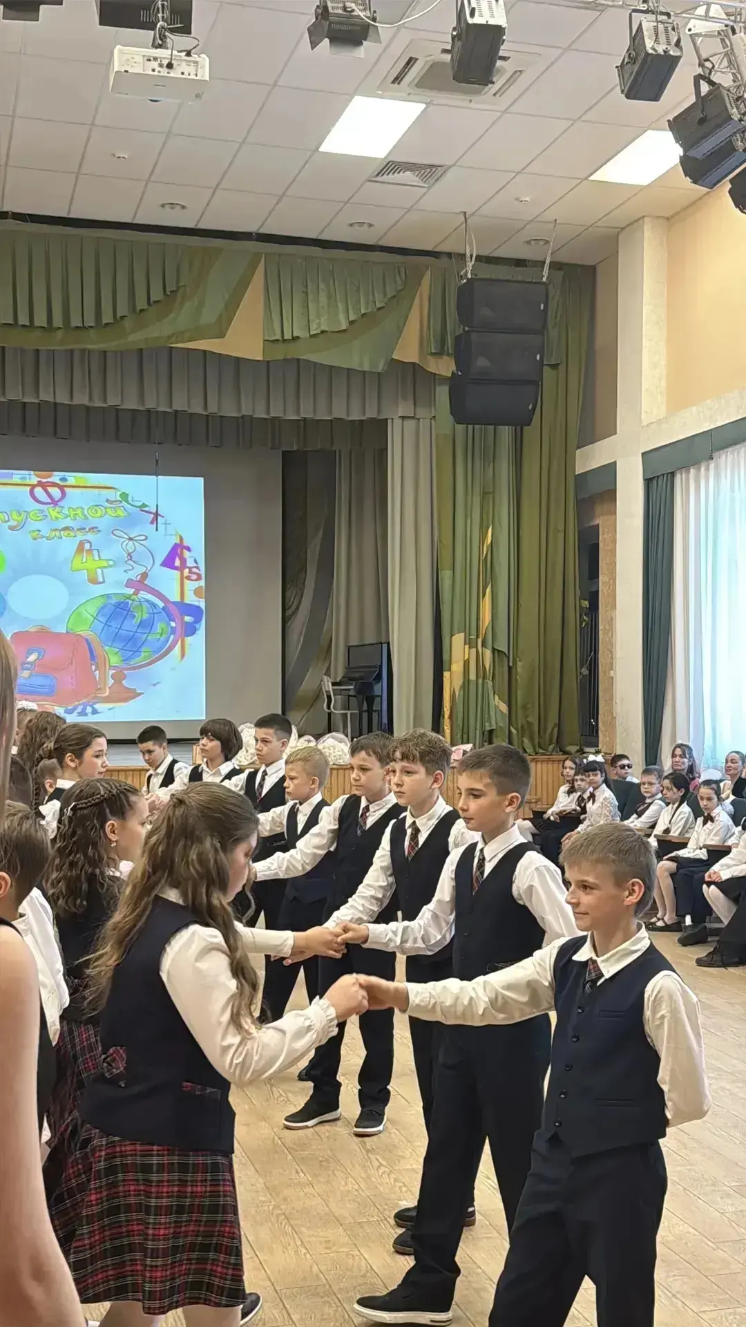 🎓 Выпускной 4 класса: первый рубеж позади! 🎓  👉 Вот и прозвенел последний звонок для наших четверокл