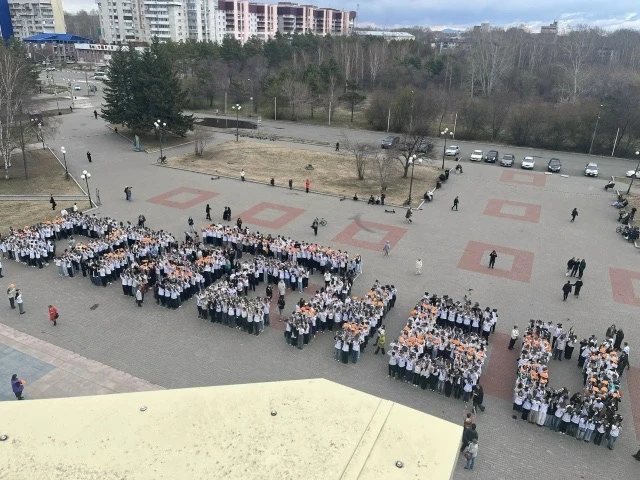 Юноши и девушки Комсомольска поблагодарили ветеранов войны, приняв участие в акции «Спасибо».    6 м