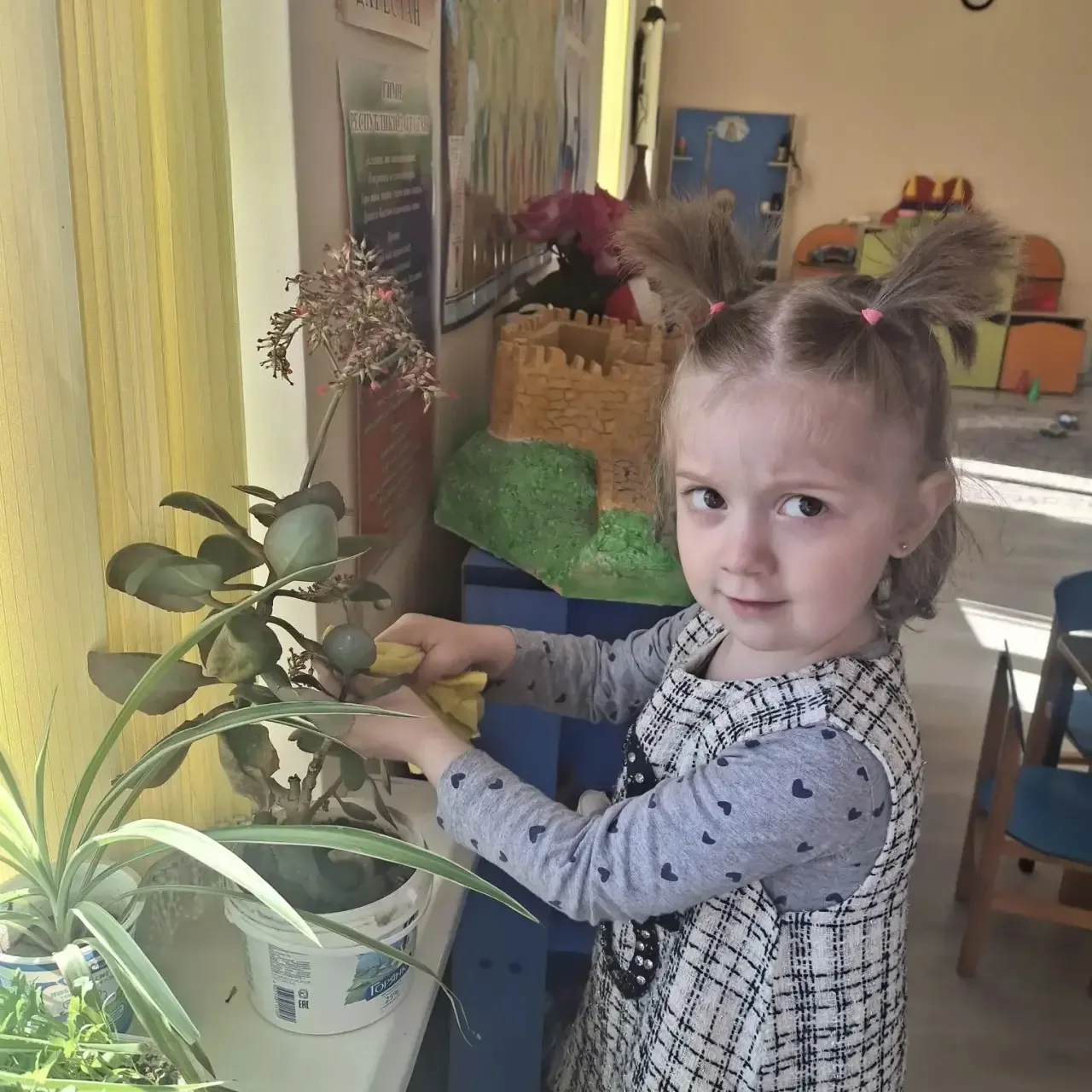 💫Досуг в младшей группе: ухаживаем за цветами 🌸
