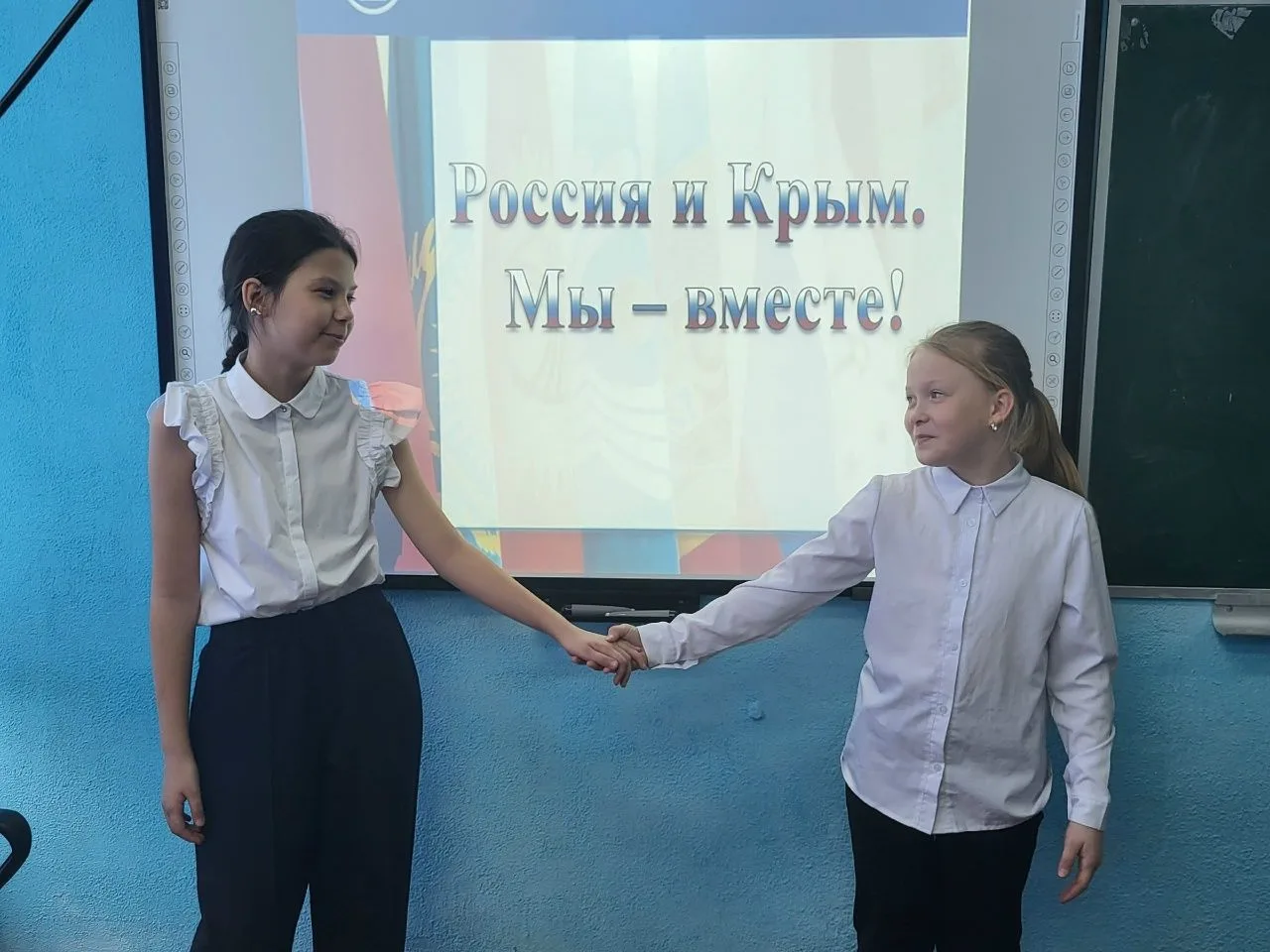 В библиотеке МБОУ "Ноздрачевская СОШ" состоялся познавательный час, посвященный истории Крыма. Библи