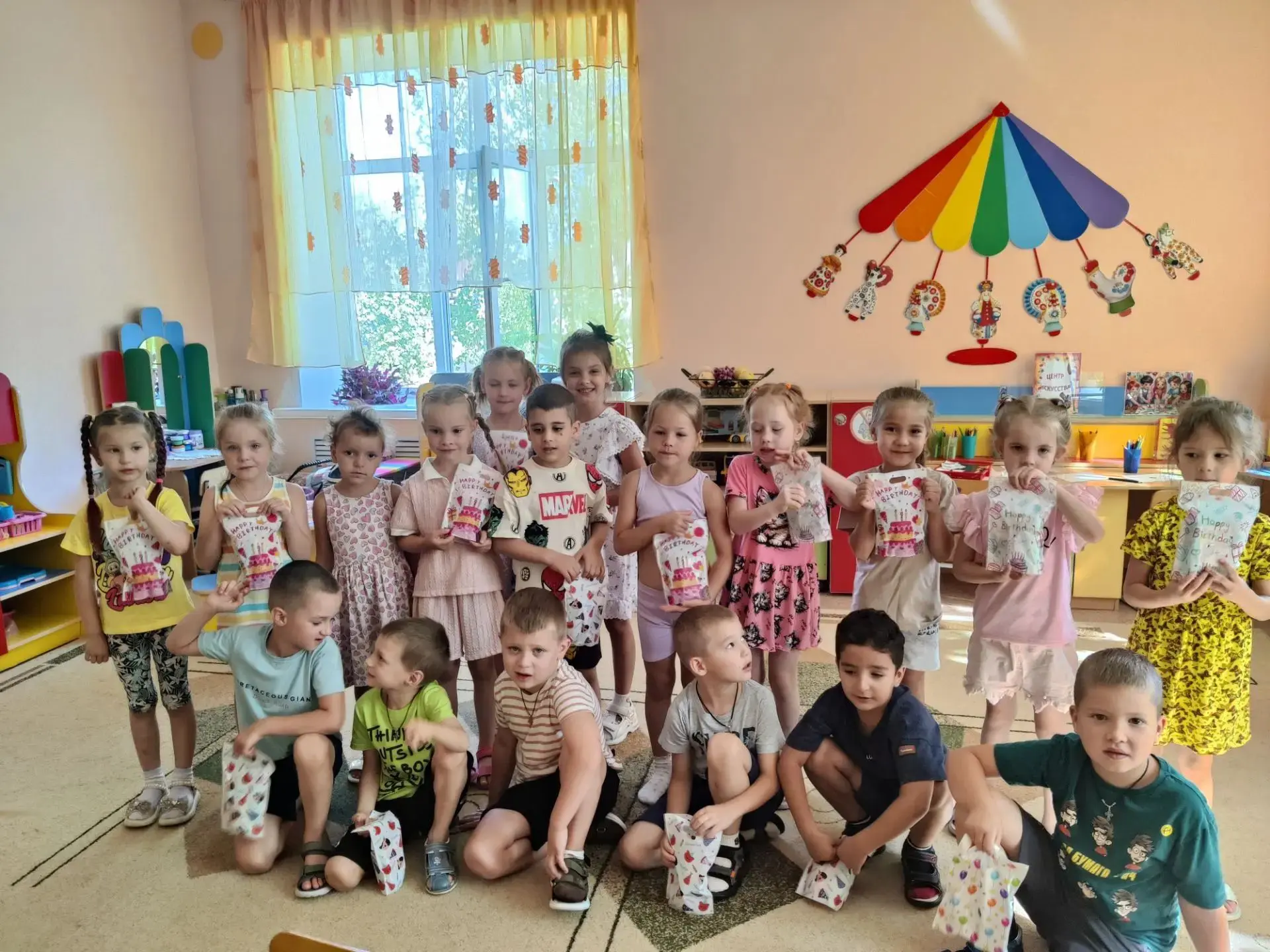 В группе «Акварелька» одна из главных традиций — поздравлять ребят с днём рождения. Сегодня, в понед