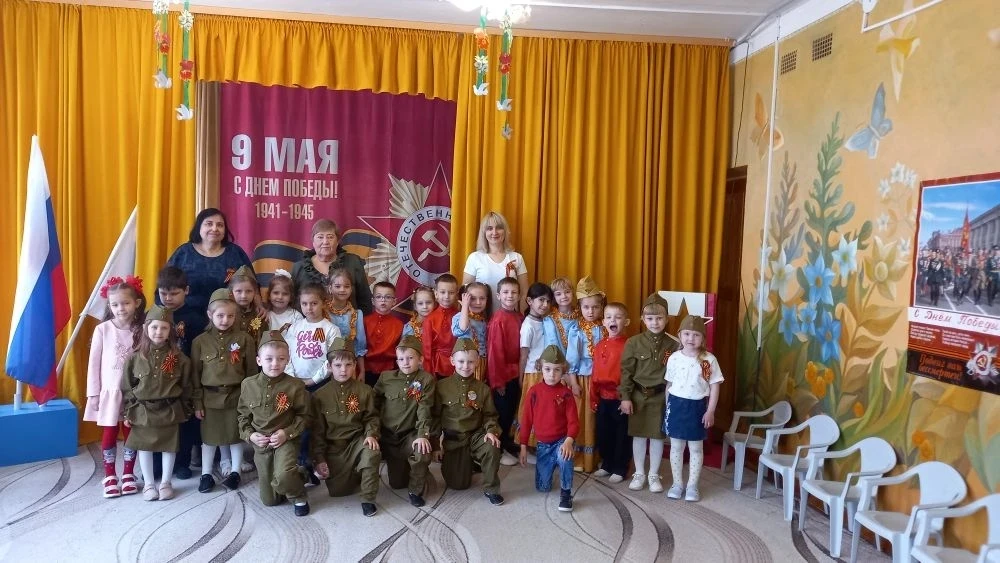 9 мая-день Великой Победы советского народа в войне над фашиской Германией.