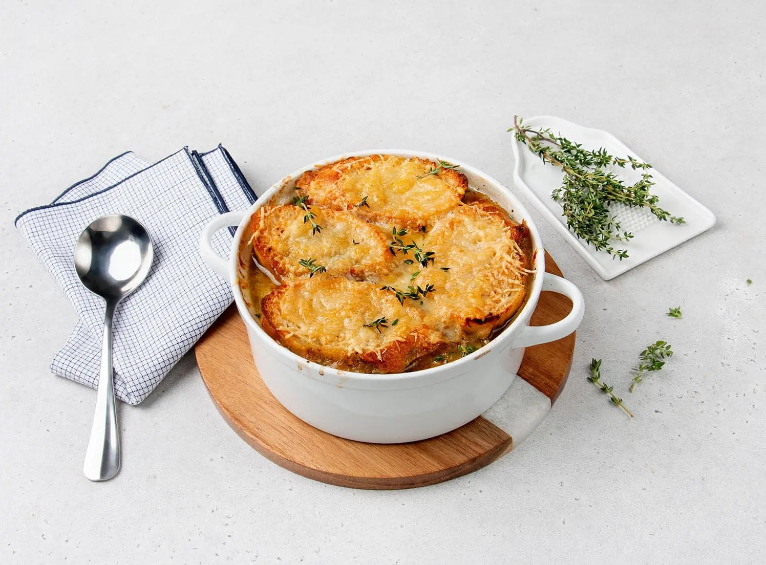 🧅 Французский луковый суп (Soupe à l'oignon gratinée)