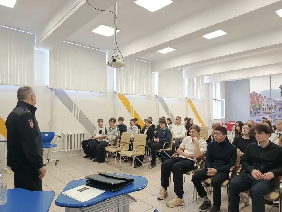 Урок безопасности от полиции: важный разговор со старшеклассниками  Сегодня в нашей гимназии состоял