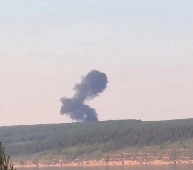 Командир корабля Ту-22М3 вышел на связь. По данным Mash, экипаж выжил после крушения в Иркутской обл