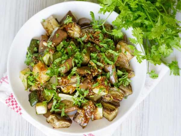 🥗 Тёплый салат из запечённых овощей.

Ингредиенты:

Основное:
• Кабачки – 1–2 шт.
• Баклажаны – 1–2