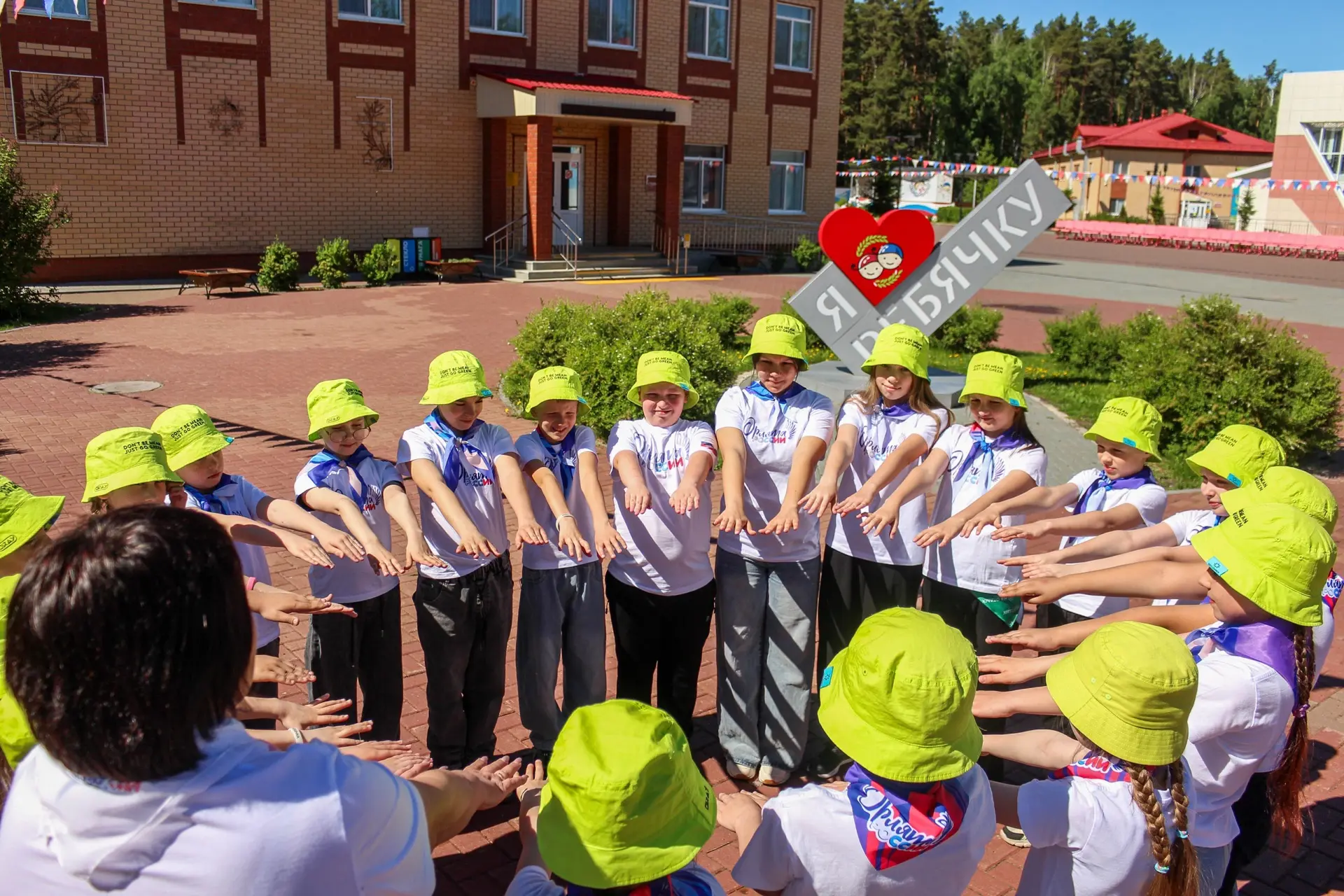 НА ПАМЯТЬ  📸 На фотосессии запечатлели счастливых орлят с их руководителями и вожатыми  Через много 