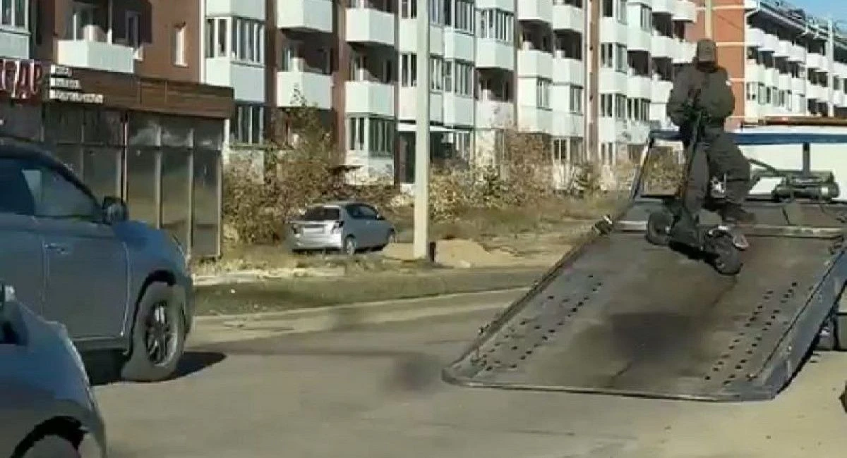 От удара рассыпалось стекло: в Улан-Удэ произошло ДТП с электросамокатом
