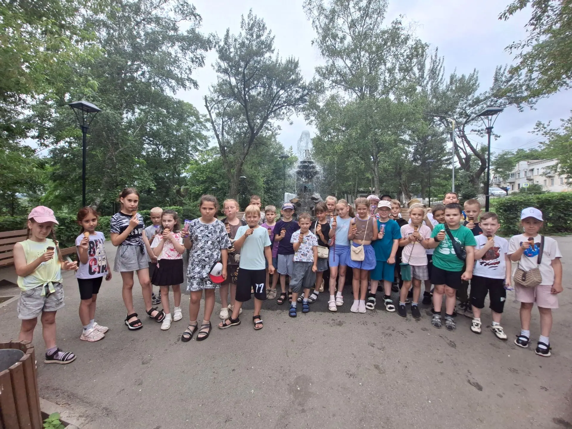 🍦 Огонь, вода и пломбир!

Сегодня наш пришкольный лагерь выдался жарким во всех смыслах! Сначала мы