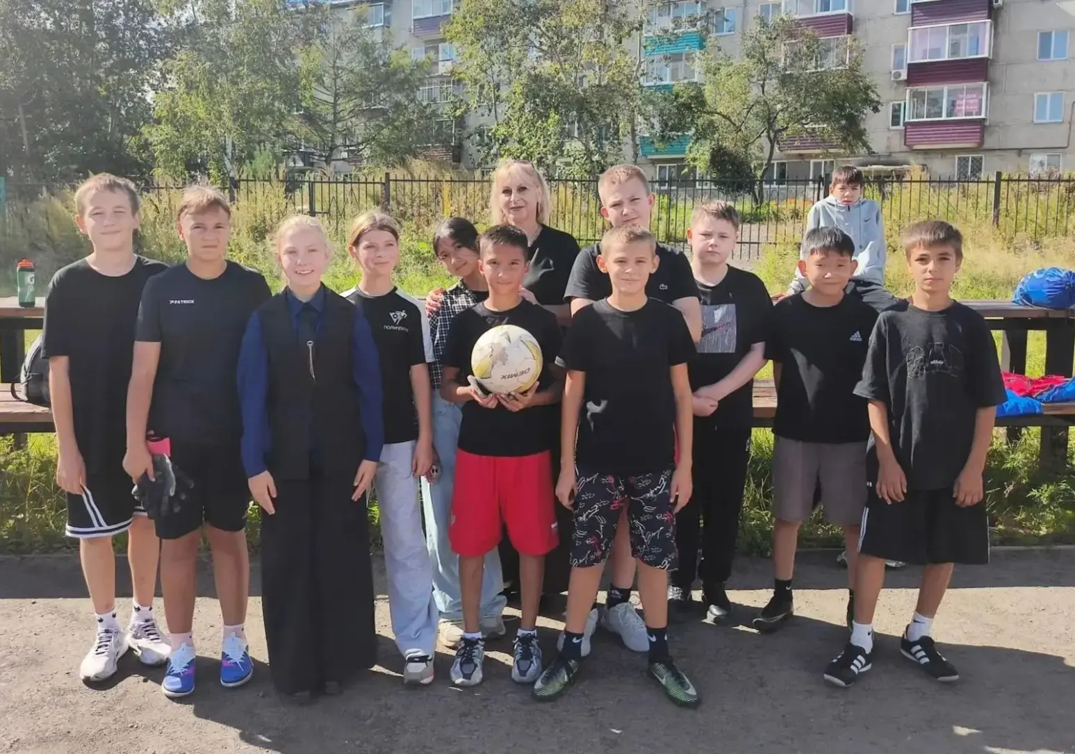 Нешуточные страсти кипят сегодня на школьном стадионе! Проходят первые игры турнира по ...