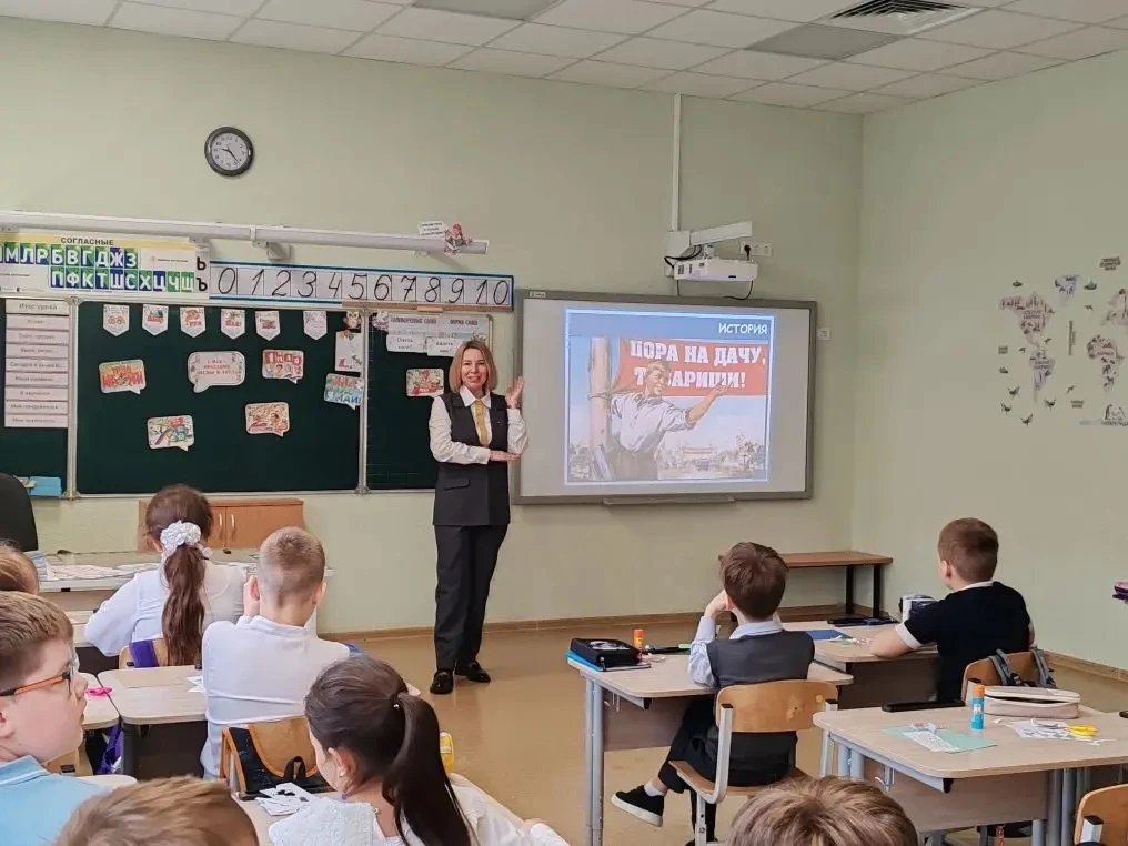 🧡 Весна и Труд — повод для радости!  Приближается 1 Мая, и в нашей школе уже вовсю царит праздничное