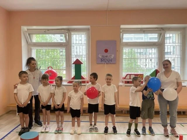 Накануне Дня защиты детей, 26 мая, в 1 корпусе , инструктор по физической культуре Свет...