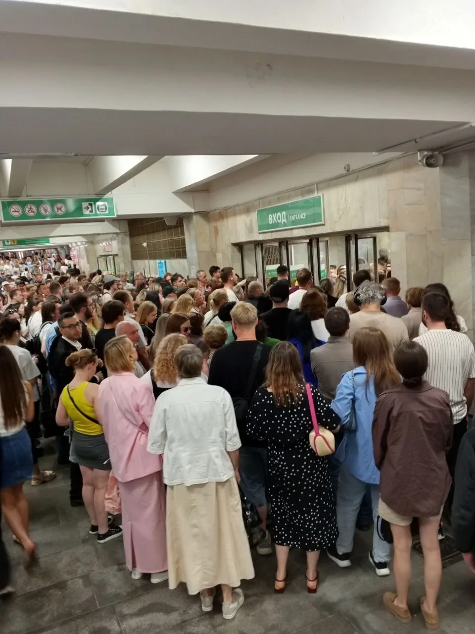 Плотный поток в метро «Площадь 1905 года»