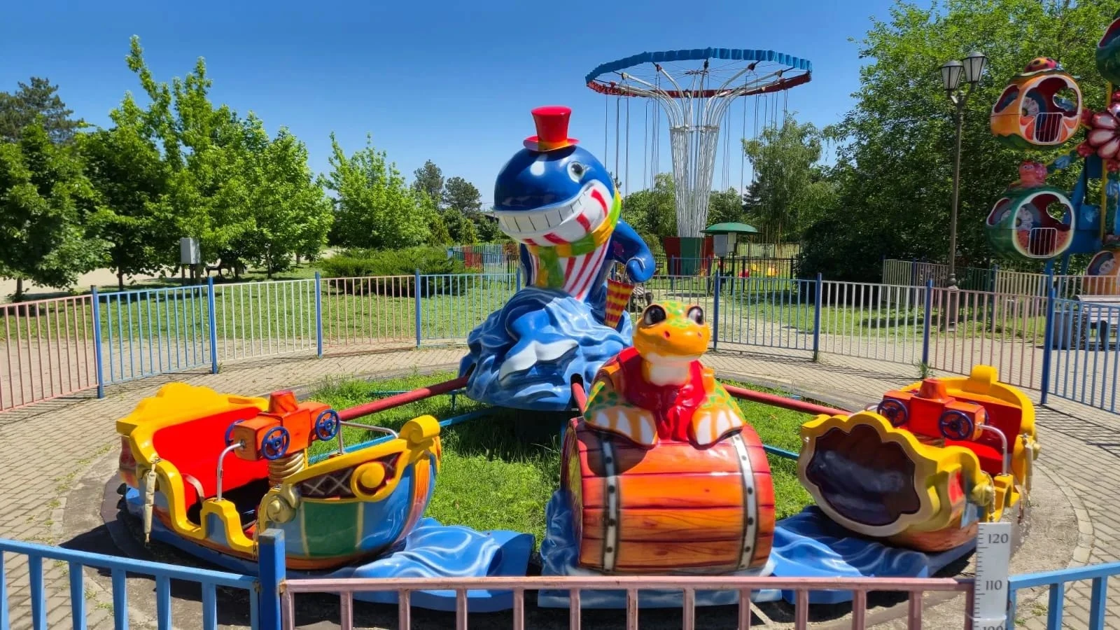 🎡 Последние дни аттракционов в парке Староминской!