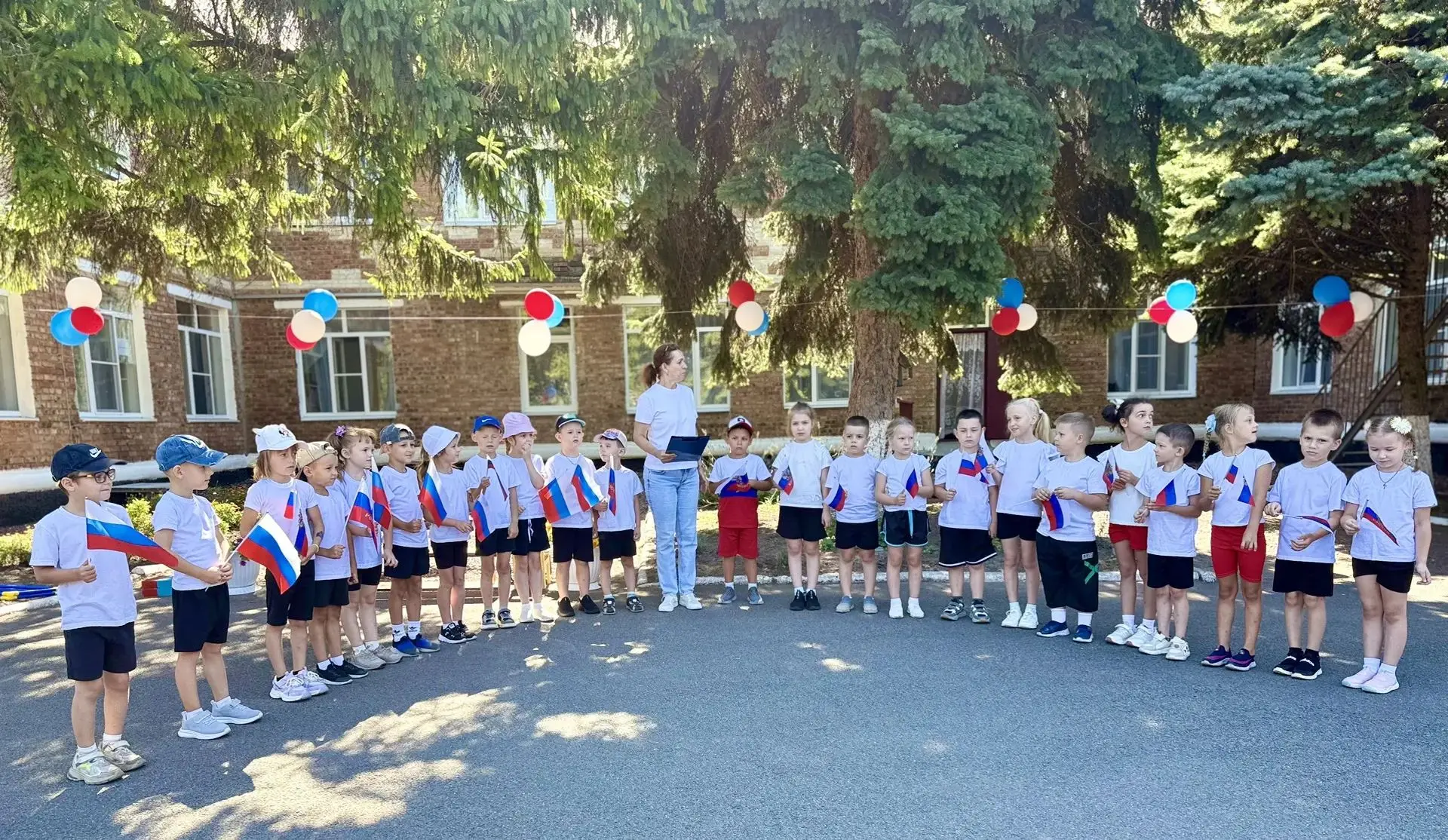 🇷🇺✨ День Государственного флага России в нашем детском саду! 🇷🇺