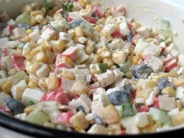Очень вкусный салат с крабовыми палочками