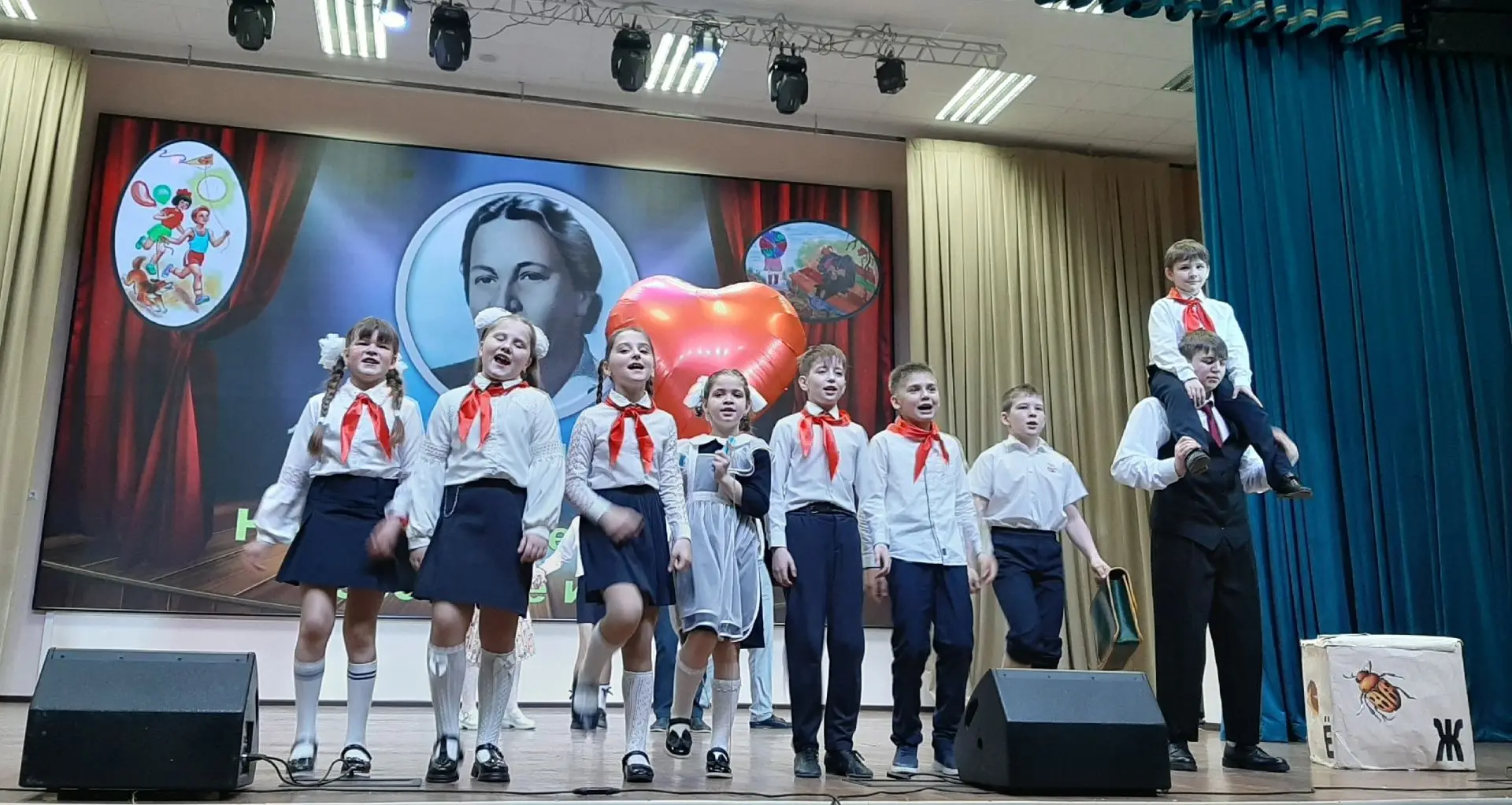"Неразлучные друзья - взрослые и дети". В рамках Детского фестиваля школьных театров и Недели творче